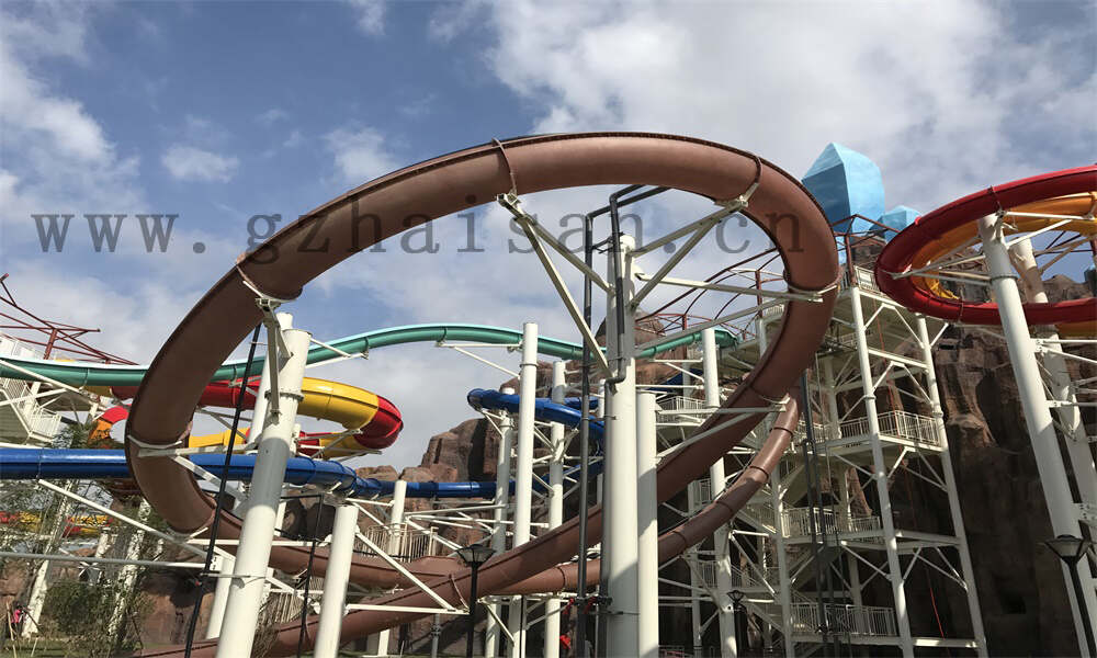 水上儿童滑梯组合:打造孩子们的快乐天地